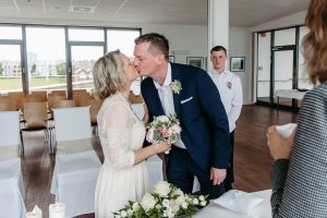 Geheime Hochzeit in Weltkulturerbeportal Dangast, Kuss während der Trauung