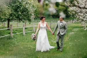 Brautpaarshooting zwischen Wiesen und Bäumen in der Natur von Melle