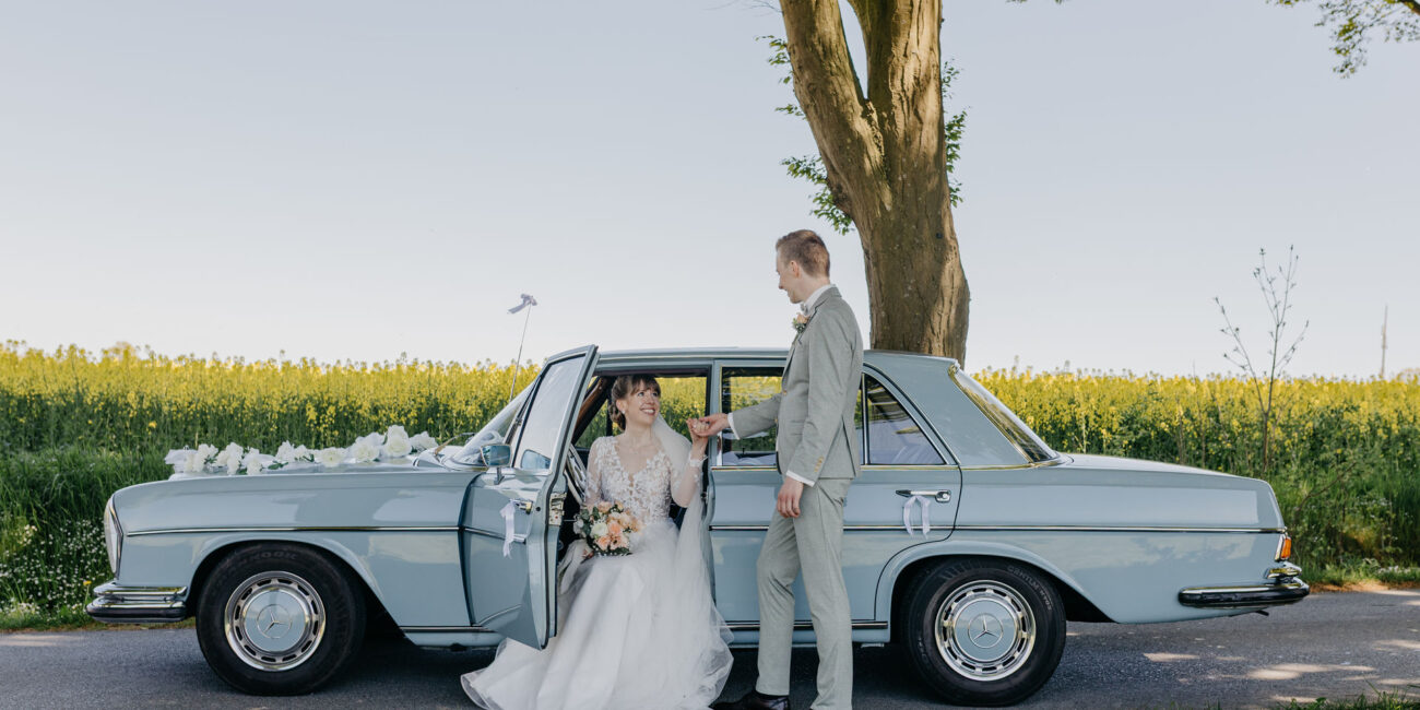 Brautpaar mit Oldtimer Mercedes