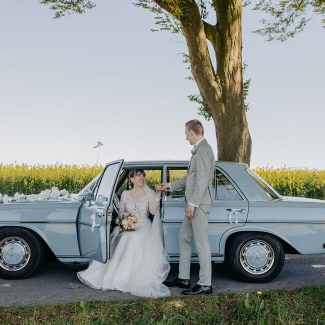 Brautpaar mit Oldtimer Mercedes