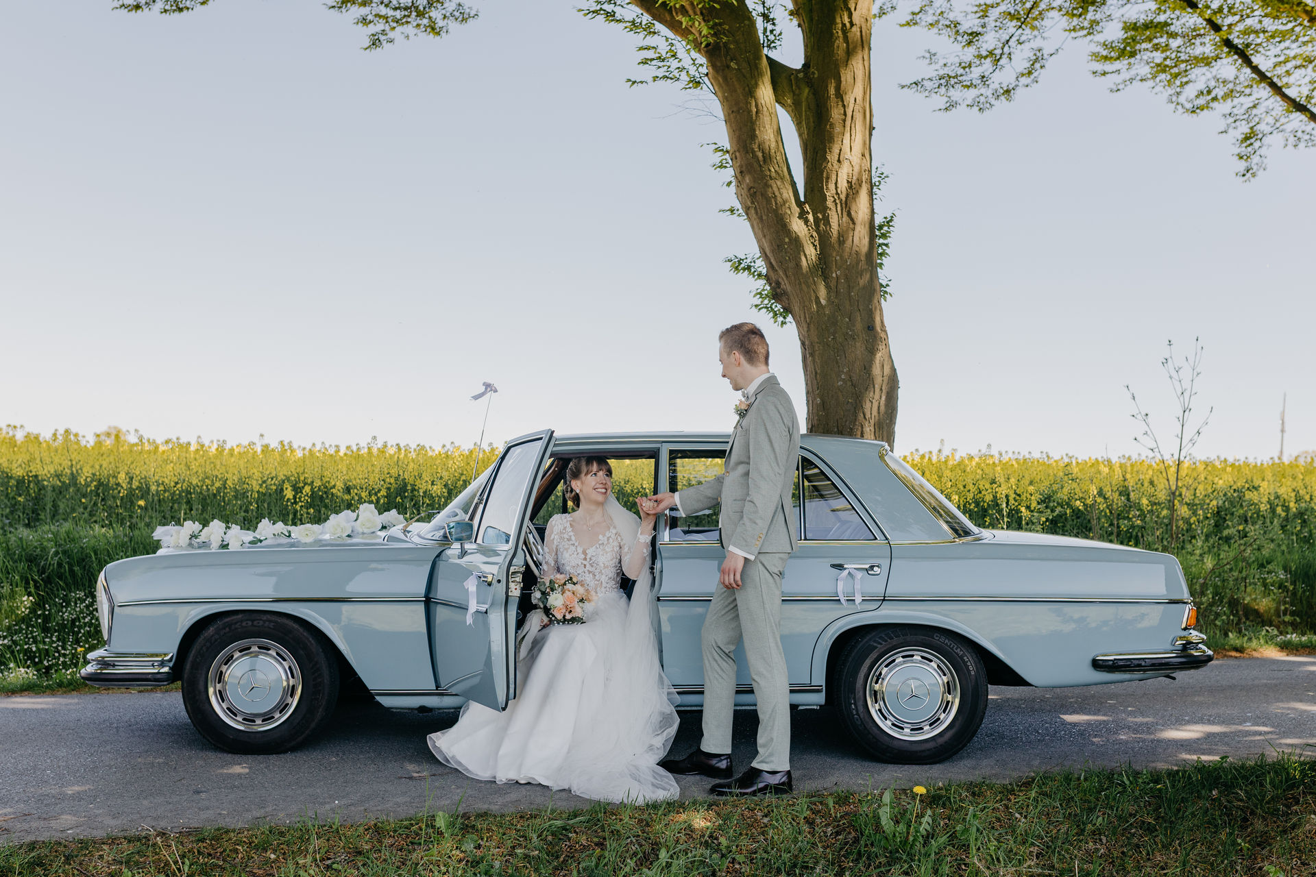 Brautpaar mit Oldtimer Mercedes